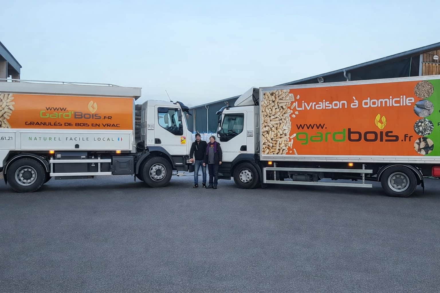 Véhicules de livraison de granulés de bois pour chauffage domestique.